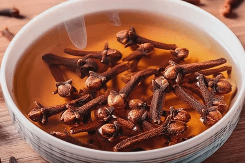 Nelken-Infusion in reinem Wasser